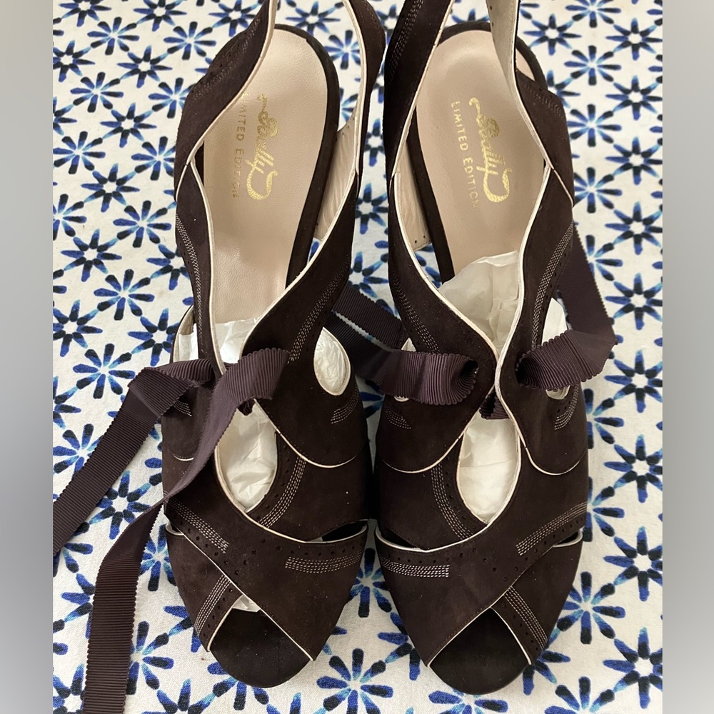 NEW Bally Limited Edition Brown Suede Hand Stitched Sandals With Bow 10 US